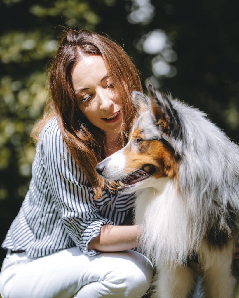 Melanie Reinartz mit Coaching-Hund Ace
